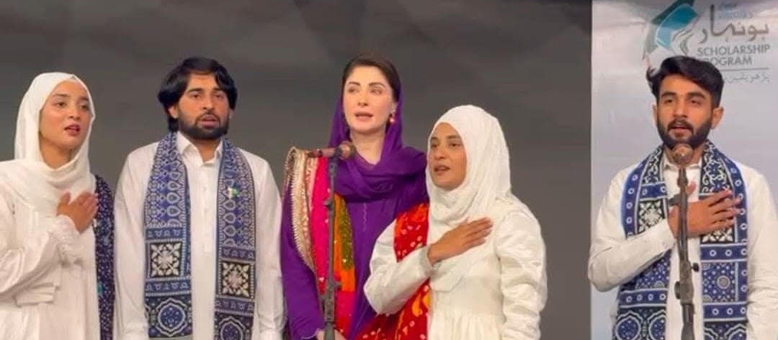 CM Punjab at IUB singing milinaghma with students.