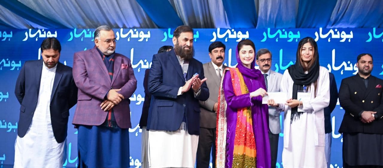 CM Pubjab Maryam Nawaz at IUB for Honhaar Scholarship distribution cermony sharing stage with past Governor Punjab Baleegh-ur-Rehman and students.