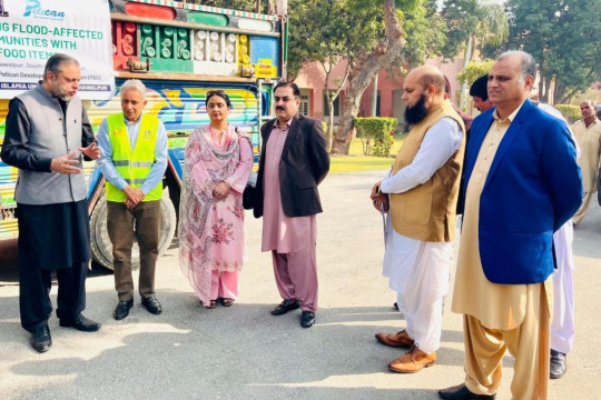 At Tehsil Ahmadpur Sharqia, the IUB flood relief cell delivered relief supplies.