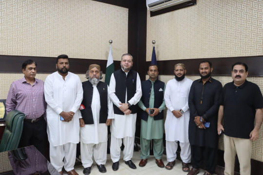 Journalist Syed Kashif Bukhari, along with his colleagues, met with VC Prof. Dr. Muhammad Kamran in his office.