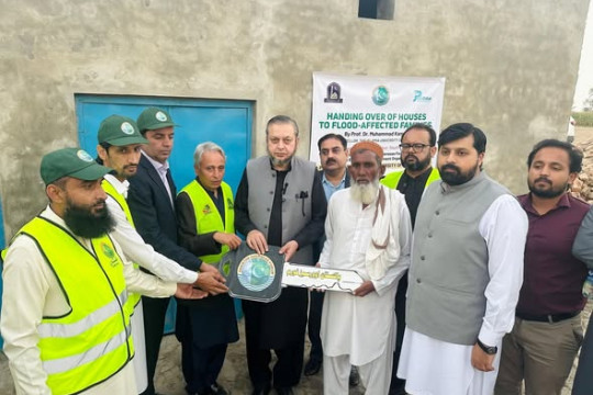 Vice Chancellor Prof. Dr. Muhammad Kamran distributed the keys to newly built houses to flood victims.