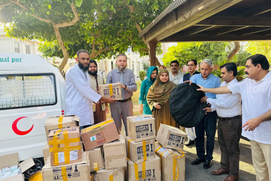 The IUB Flood Relief Cell team got support from Bahawalpur Pharma and the Overseas Forum for flood victims.