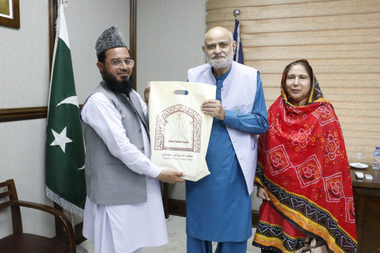 Special Representative from the Saudi Embassy, Fazila Al-Sheikh Dr. Hafiz Masood Abdul Rasheed Azhar, met with VC IUB