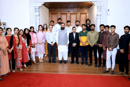 A delegation of IUB students and teachers met Honorable Governor Punjab Engineer Mian Muhammad Baligh-ur-Rehman