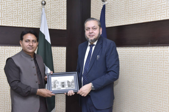 VC Shaikh Ayaz University Shikarpur Prof. Dr. Mehmood Ul Hassan met VC Prof. Dr. Muhammad Kamran in his office