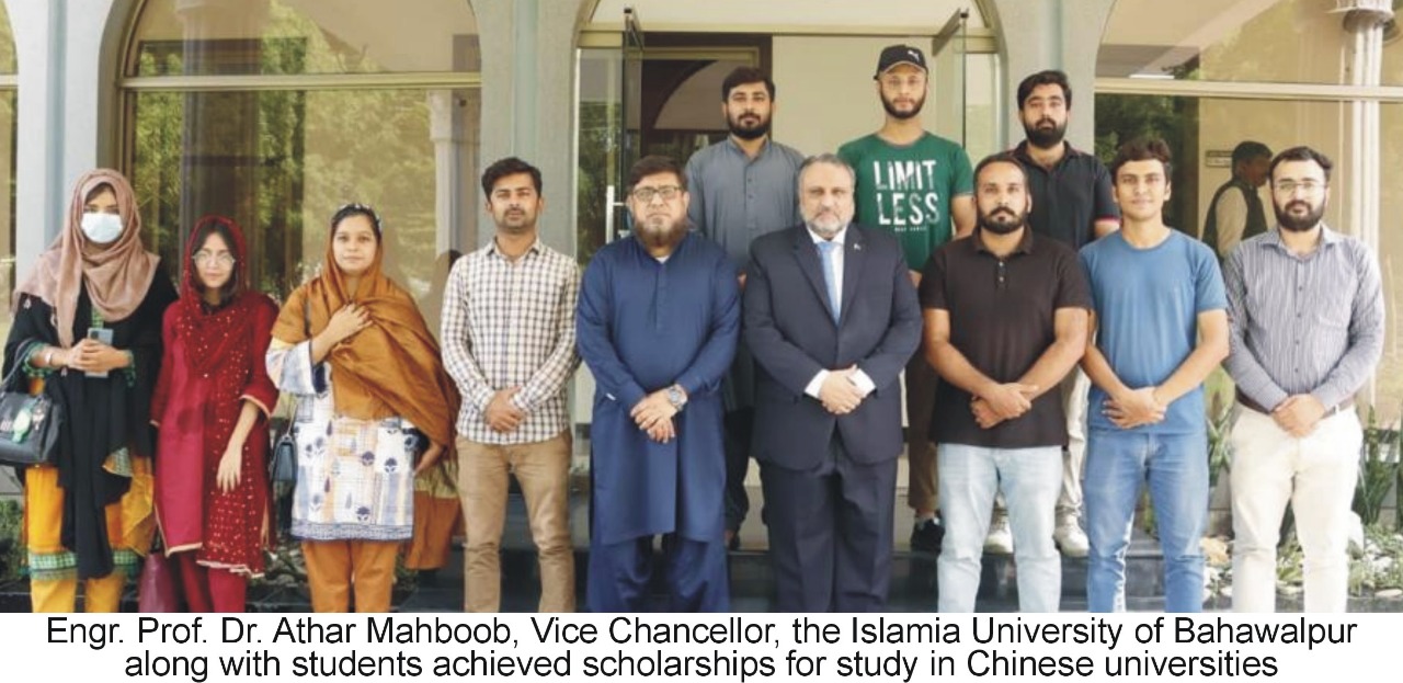 Zhongnan University of Economics and Law awarded scholarships to 13 students of the IUB