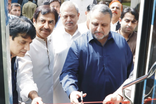 Vice-Chancellor Engr. Prof. Dr. Athar Mahboob inaugurated new bus services for Head Rajkan students