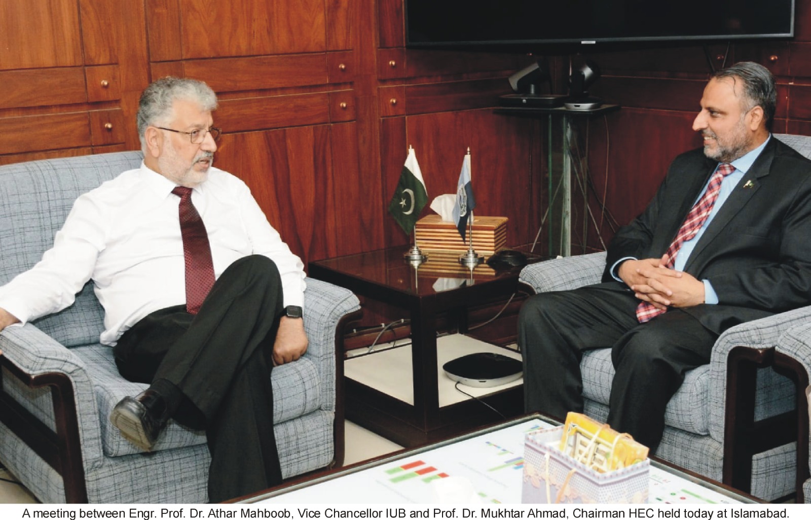 Vice Chancellor Engineer Professor Dr. Athar Mahboob met with Chairman HEC Dr. Mukhtar Ahmad