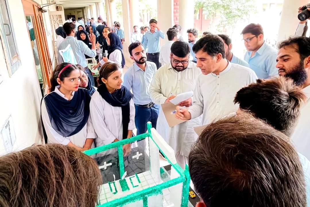 Faculty of Pharmacy IUB organized the Project Exhibition in collaboration with Directorate of ORIC