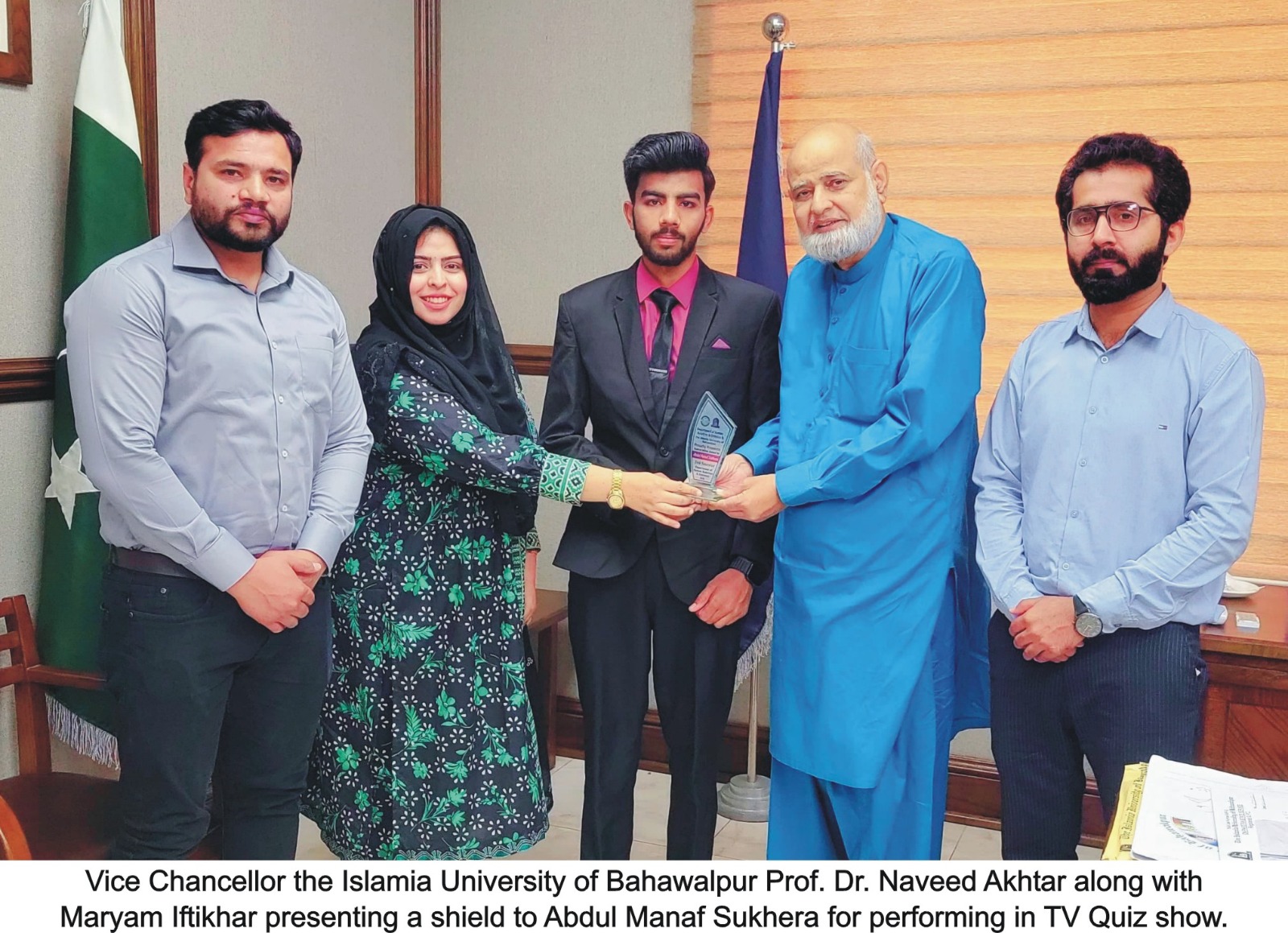 abdul manaf sukhera recived sheild from VC