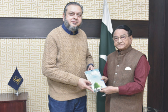 Prominent social and literary figure Syed Tabish Alwari met with Vice Chancellor Prof. Dr. Muhammad Kamran