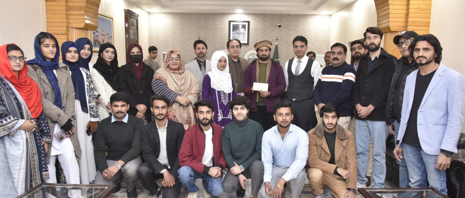 On behalf of CM Maryam Nawaz Sharif, DC Bahawalpur gave the IUB singing students with a cheque of Rs 5 lac as reward
