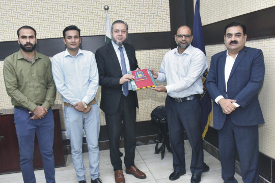 IUB Alumni Affairs: Vice Chancellor Prof. Dr. Muhammad Kamran is presented with an Alumni Souvenir Award.