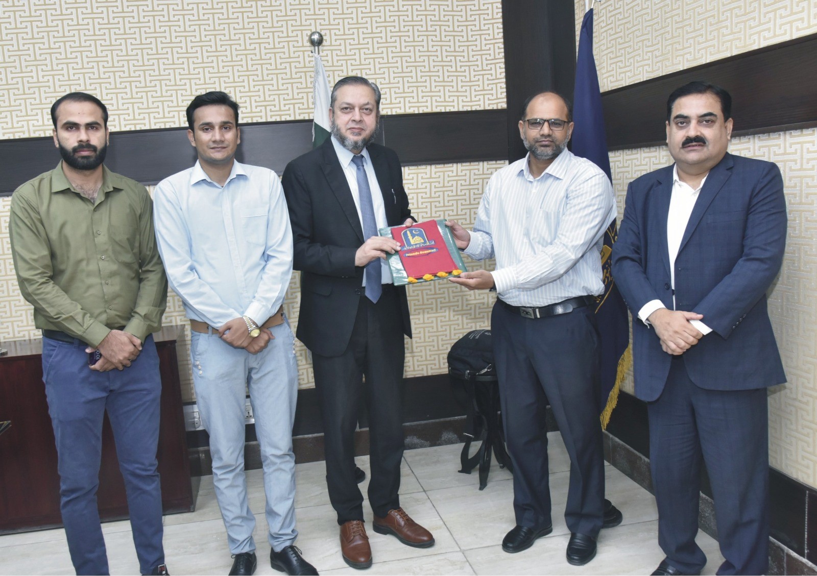 IUB Alumni Affairs: Vice Chancellor Prof. Dr. Muhammad Kamran is presented with an Alumni Souvenir Award.