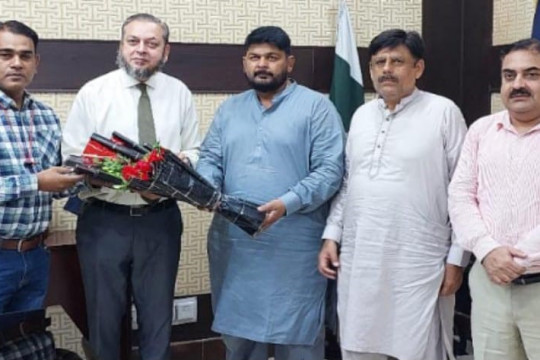A delegation of journalists met with the Worthy Vice Chancellor, Prof. Dr. Muhammad Kamran, in his office.