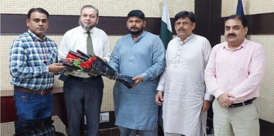 A delegation of journalists met with the Worthy Vice Chancellor, Prof. Dr. Muhammad Kamran, in his office.