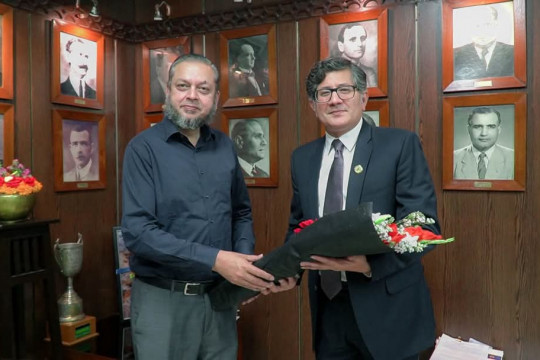 VC IUB Prof. Dr. Muhammad Kamran met VC GCU Lahore Prof. Dr. Muhammad Omer Chaudhry in his office.