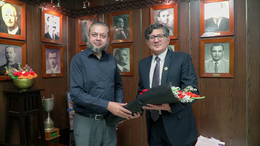VC IUB Prof. Dr. Muhammad Kamran met VC GCU Lahore Prof. Dr. Muhammad Omer Chaudhry in his office.