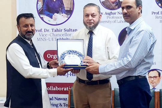 VC IUB Prof. Dr. Muhammad Kamran congratulated Prof. Dr. Engr. Tahir Sultan on taking charge as VC of MNSUET Multan.