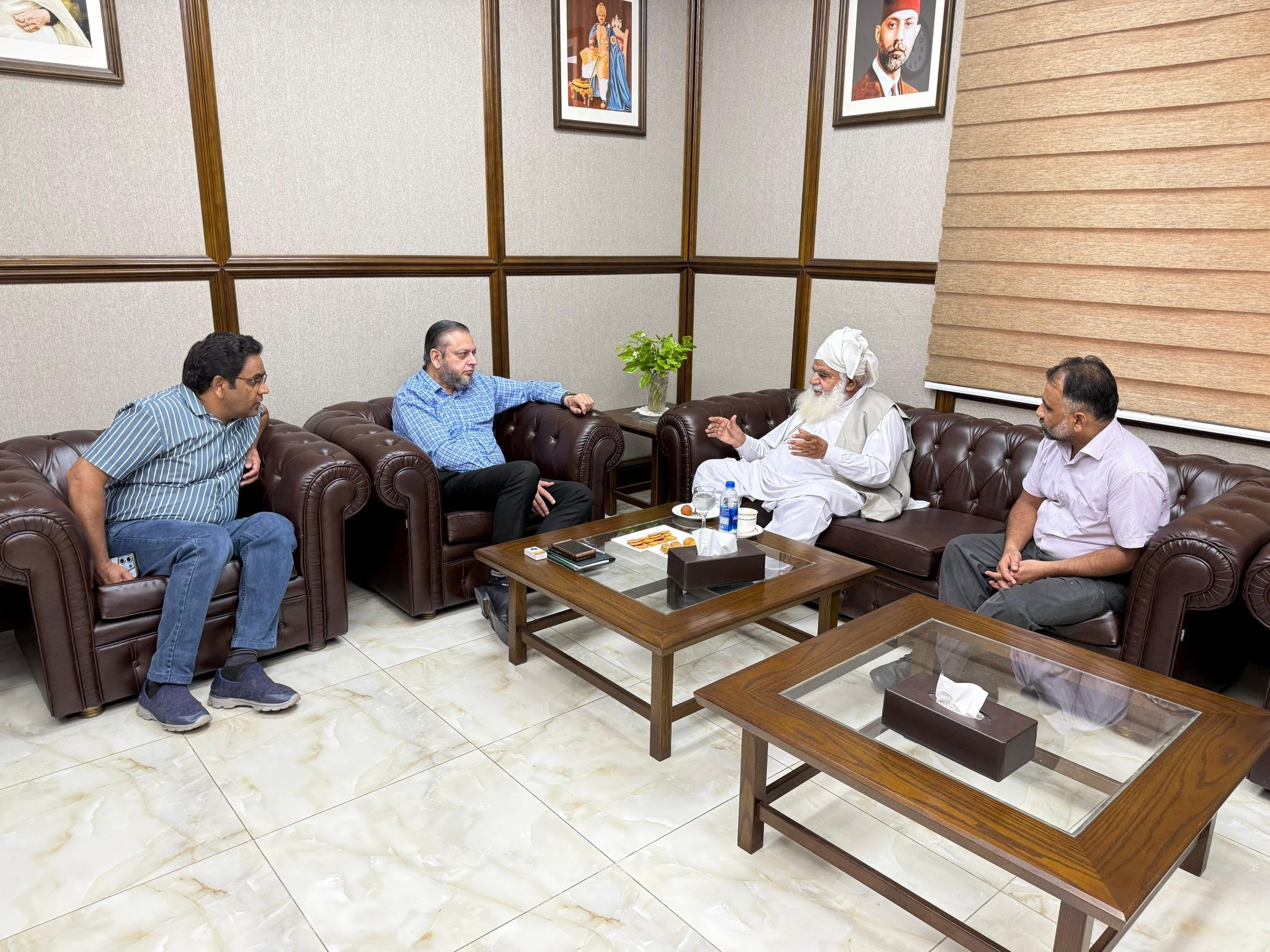 Syed Makhdoom Ahmed Alam Anwar, a renowned agriculturist and former MNA, met VC Prof. Dr. Muhammad Kamran at the IUB.