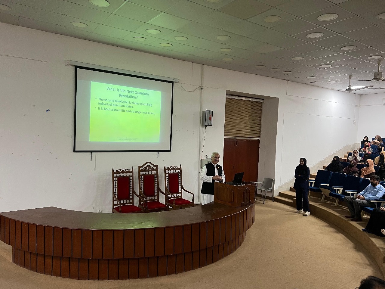 The inaugural session of the Institutional Seminar Series organized by the Institute of Physics IUB was held.