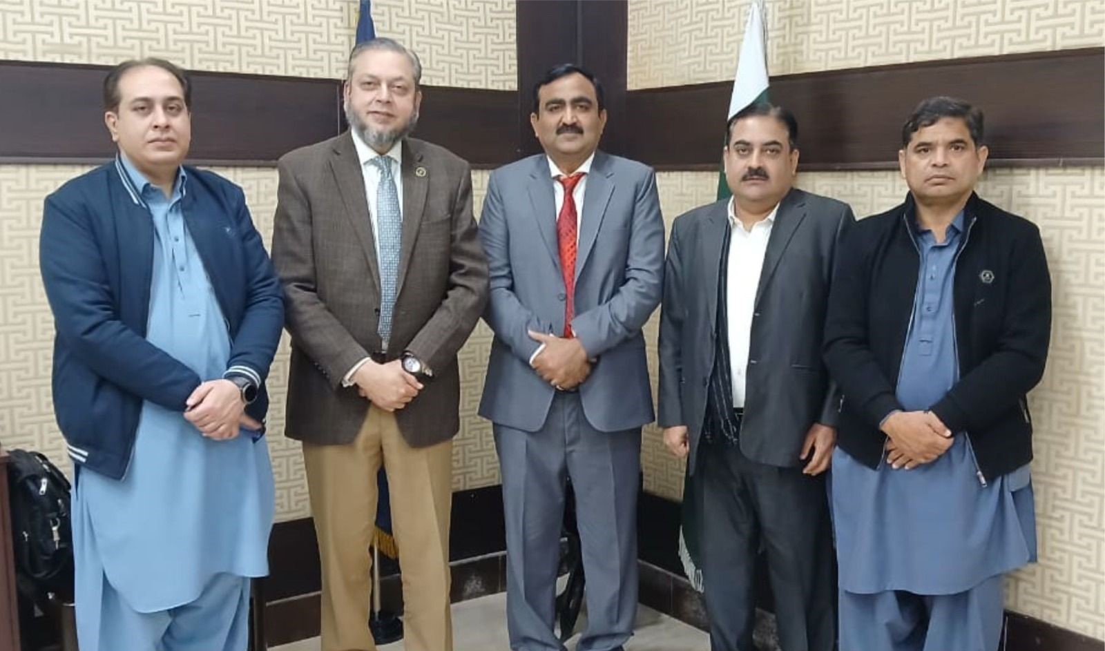 Regional Director General Public Relations Bahawalpur Dr. Nasir Hameed met with VC Prof. Dr. Muhammad Kamran.