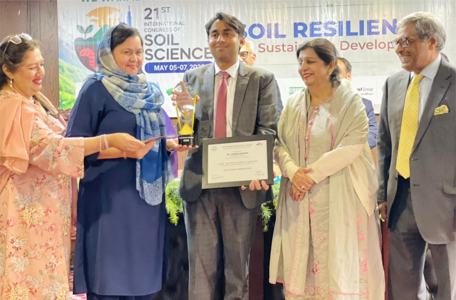 Dr. Azhar Hussain from IUB received Prof. Dr. Muhammad Arshad innovative concept award 2026.