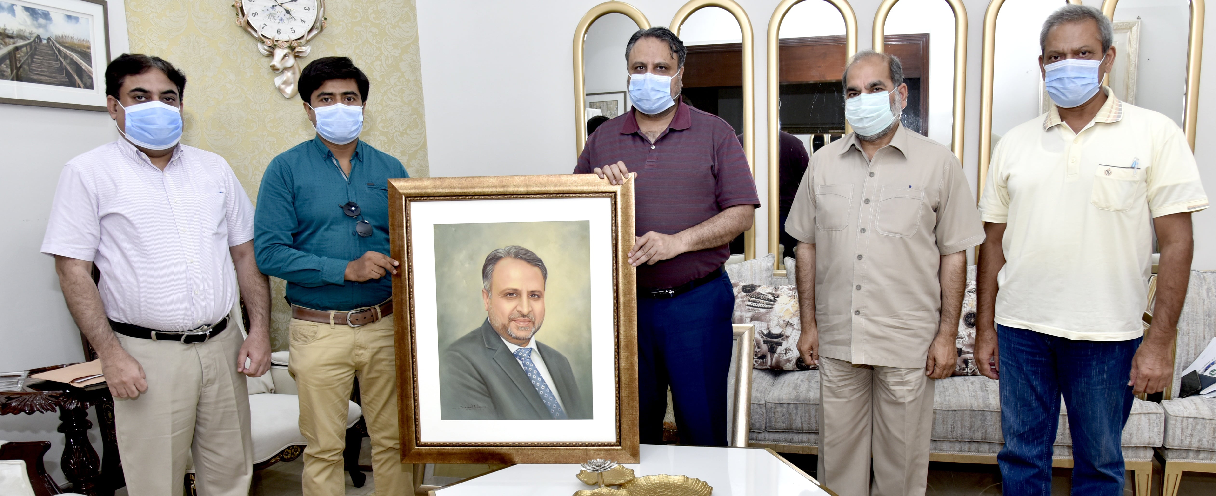 Worthy Vice Chancellor praises local talent, artist Sajjad Nawaz presents a portrait