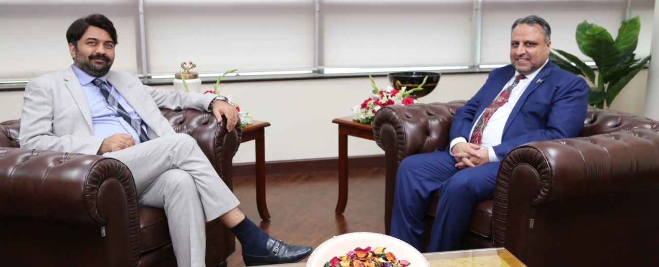 Punjab Minister for Higher Education Raja Yasir Humayun Sarfraz exchanging views with Engr Prof Dr Athar Mahboob, VC