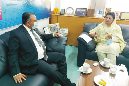 Worthy Vice Chancellor Engr. Prof. Dr. Athar Mahboob meeting with Kanwal Shuzaib