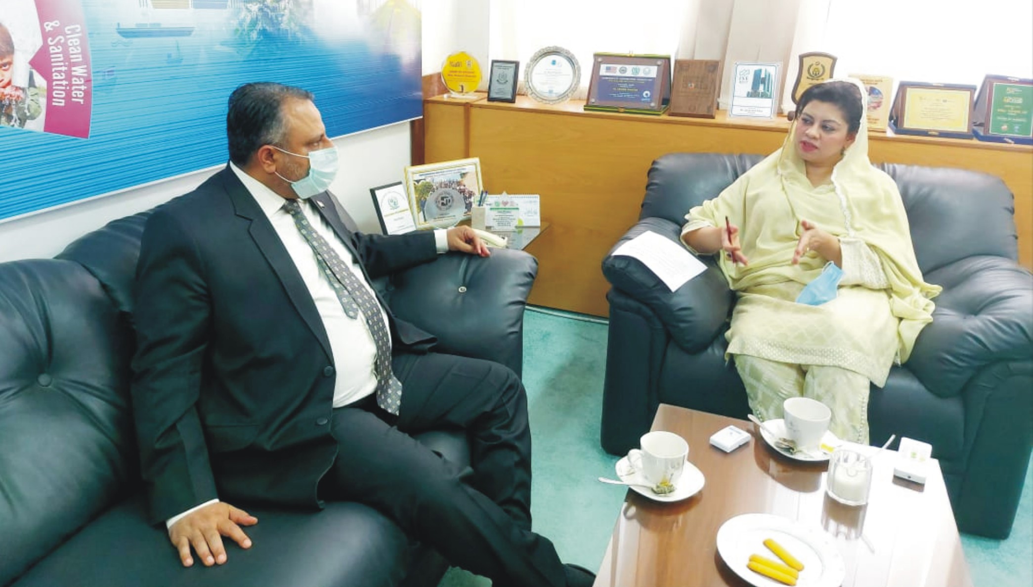 Worthy Vice Chancellor Engr. Prof. Dr. Athar Mahboob meeting with Kanwal Shuzaib